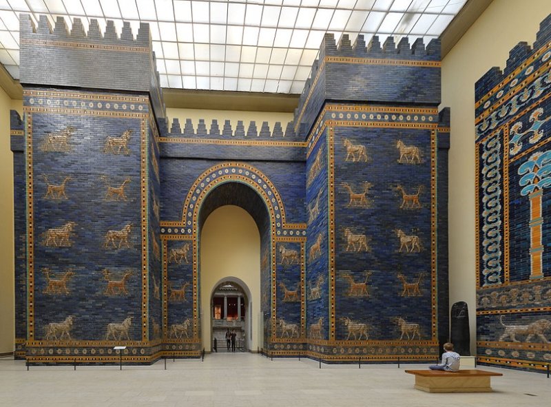 Часть Вавилонских ворот богини Иштар в музее Берлина