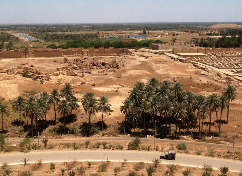 Руины Вавилона в 2002 г.