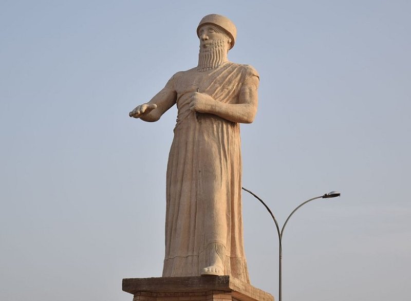 Памятник царю Хаммурапи в современном Ираке