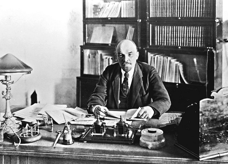 В.И. Ленин в рабочем кабинете Кремля. 1918 г.