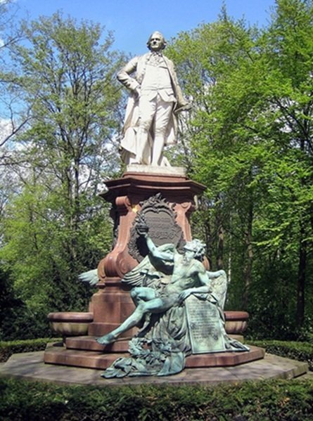 Памятник Г. Лессингу в Берлине