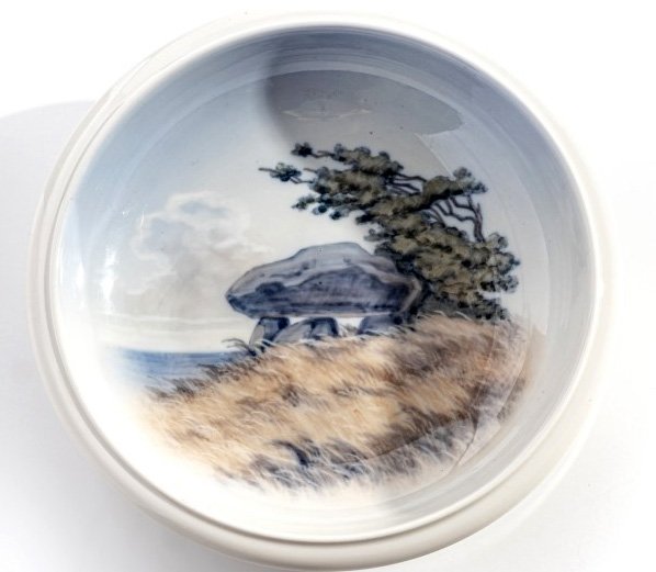 Блюдо глубокое, украшенное изображением пейзажа с дольменом и деревом, фарфор, роспись, 1974-1978 гг.