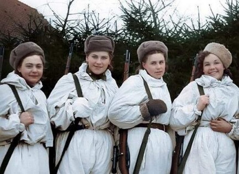 Девушки-снайперы Белорусского фронта зимой 1944-1945 гг.