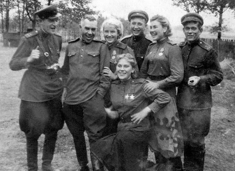 Роза Шанина с однополчанами в сентябре 1944 г.