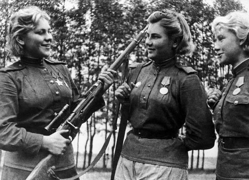 Шанина (слева) с подругами, 1944 г.