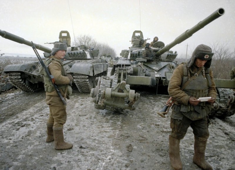Танки федеральных войск на пути в Грозный, лето 1995 г.