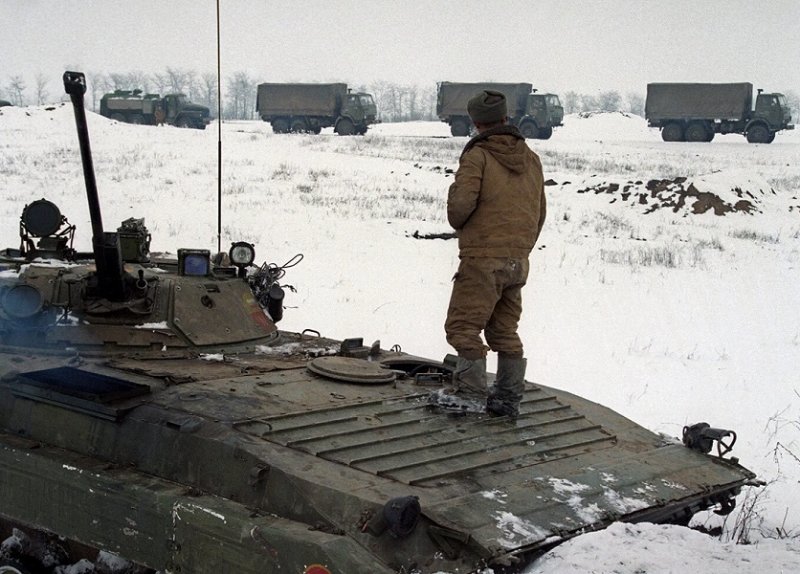 Колонна федеральных войск в феврале 1995 г.