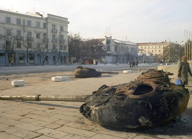 Площадь Грозного весной 1996 г.