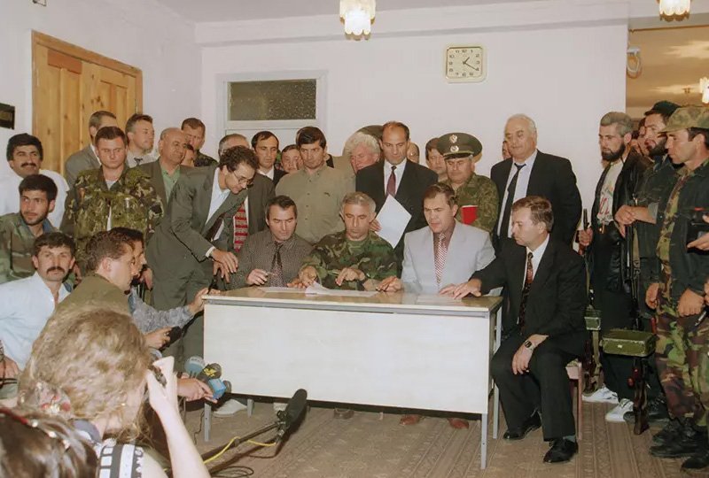 Масхадов и Лебедь подписывают совместное заявление в Хасавюрте