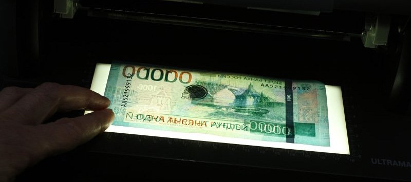 Проверка банкноты детектором валют