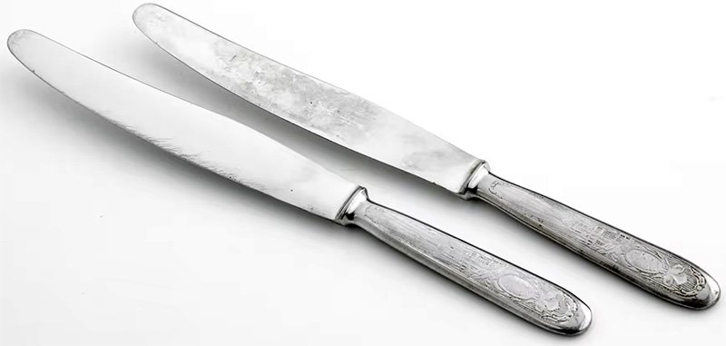 Пара столовых ножей с художественным оформлением рукоятки (нержавеющая сталь)