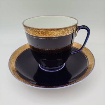 Купить Пара чайная, украшенная цветочным декором, форма "Малый колокол", фарфор, крытье кобальтом, золочение, Ленинградский фарфоровый завод (ЛФЗ), СССР, 1960-1969 гг.