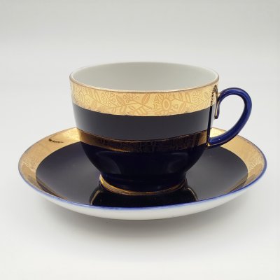 купить Пара чайная кобальтого оттенка, украшенная растительным декором по борту, фарфор, золочение, Ленинградский фарфоровый завод (ЛФЗ), СССР, 1960-1970 гг.