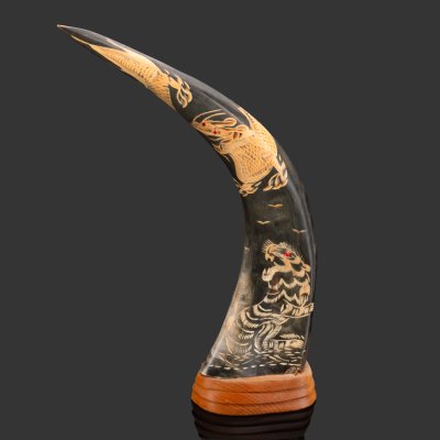 купить Настольное украшение из рога буйвола с изображением тигра, рог, резьба, дерево, инкрустация, Азия, 1970-1990 гг.