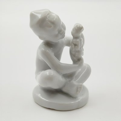 купить Статуэтка "Мальчик с виноградом" (без росписи) из серии "Счастливое детство", скульптор Г.С. Столбова, фарфор, Ленинградский фарфоровый завод (ЛФЗ), СССР, 1950-1960 гг.