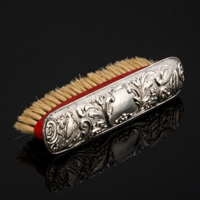 купить Щетка для одежды, украшенная изображением певчих птиц, Arthur & John Zimmerman Ltd, (пробирная палата Бирмингема), металл, дерево, щетина, Великобритания, 1903 г.