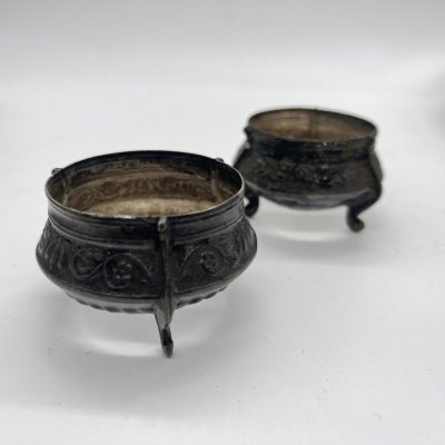 купить Набор из 2 солонок с растительным декором (нет стеклянного вкладыша), мНЦ (медь-никель-цинк), СССР, 1960-1980 гг.