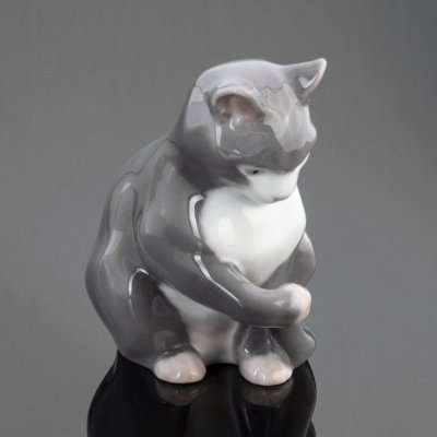 купить Статуэтка "Кошка, играющая с хвостом", фарфор, роспись, Bing & Grondahl, Дания, 1948-1952 гг.