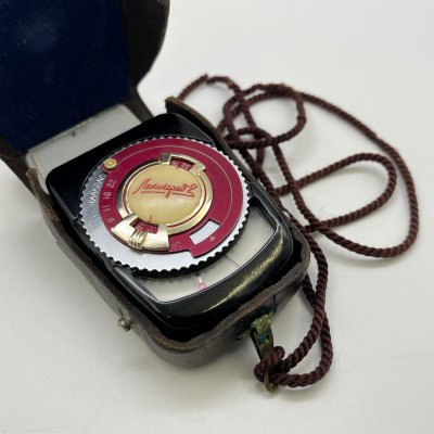 купить Экспонометр фотоэлектрический "Ленинград 2" (типа Ю11/2), пластик, металл, кожа, Завод «Вибратор», г. Ленинград, СССР, 1960-1970 гг.