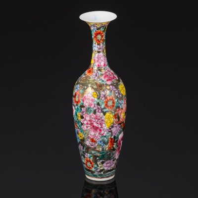 купить Ваза изящной формы, декорированная драконами-лун и цветами на золотом фоне, фарфор, роспись эмалевыми красками, золочение, Китай, 1960-1980 гг.