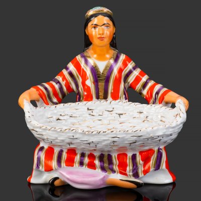 купить [Экспортное клеймо] Статуэтка "Узбечка с корзиной", скульпторы Столбова Г.С. и Григорьева Л.И., художник Лупанова Е.Н., фарфор, роспись, золочение, Ленинградский фарфоровый завод (ЛФЗ), СССР, 1970-1992 гг.