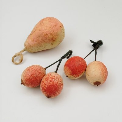 купить Набор из 3 винтажных ёлочных игрушек (вишни и груша), ткань, вата, роспись, бумага, СССР, 1940-1950 гг.