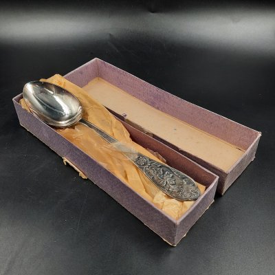 купить Набор из шести столовых ложек, украшенных растительным декором (в коробке), мельхиор (медь-никель), картон, Мстерская художественная фабрика «Ювелир», СССР, 1970 г.