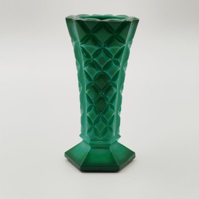 купить Ваза миниатюрная для небольшого букета зеленого оттенка, стекло, (малахитовое стекло), Чехословакия, 1950-1980 гг.