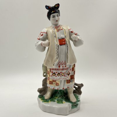 купить Статуэтка "Одарка", скульптор В.И. Щербина, фарфор, роспись, золочение, Киевский экспериментальный керамико-художественный завод (КЭКХЗ), СССР, 1976-1991 гг.