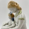 Купить Статуэтка "Первая буква" (мама с дочкой читают букварь), автор И.А. Коломиец, фарфор, роспись, золочение, Полонский завод художественной керамики (Полонное ЗХК), СССР, 1960-1980 гг.