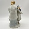 Купить Статуэтка "Первая буква" (мама с дочкой читают букварь), автор И.А. Коломиец, фарфор, роспись, золочение, Полонский завод художественной керамики (Полонное ЗХК), СССР, 1960-1980 гг.