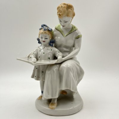 купить Статуэтка "Первая буква" (мама с дочкой читают букварь), автор И.А. Коломиец, фарфор, роспись, золочение, Полонский завод художественной керамики (Полонное ЗХК), СССР, 1960-1980 гг.