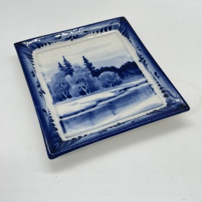 купить Панно настенное расписное с изображением пейзажа, ав. Ю. Гуляев, фарфор, роспись, Объединение «Гжель», СССР, 1980-2000 гг.