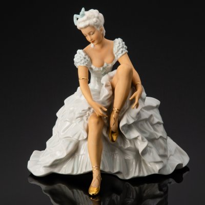 купить [Большого размера] Статуэтка "Балерина, завязывающая пуанты", фарфор, роспись, золочение, Unterweissbach Werkstätten (Унтервайсбах), Германия, 1956-1962 гг.