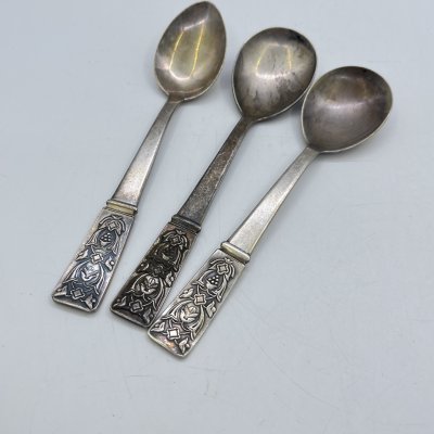 купить Набор из 3 чайных ложек с флоральным декором на ручке, мНЦ (медь-никель-цинк), Таллинский ювелирный завод, СССР, 1970-1990 гг.