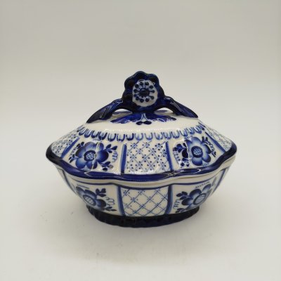 купить Шкатулка (конфетница) овальной формы с растительным декором, фарфор, роспись, Объединение «Гжель», СССР, 1972-1985 гг.