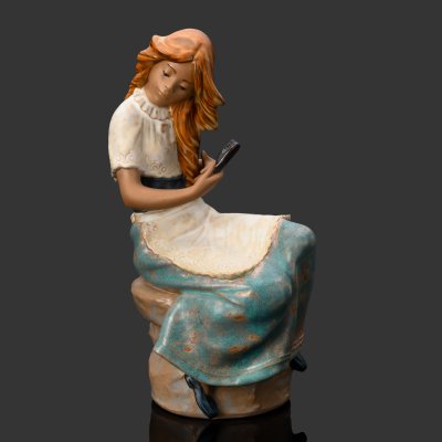 купить Статуэтка "Девушка расчесывает волосы", фарфор, роспись, NAO Porcelain, Испания, 1987-2000 гг.