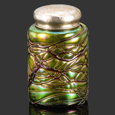 купить Чайница товарищества «Караван» с туловом зеленого цвета, декорированным красной нитью, стекло, иризация, металл, Российская империя, 1900-1915 гг.