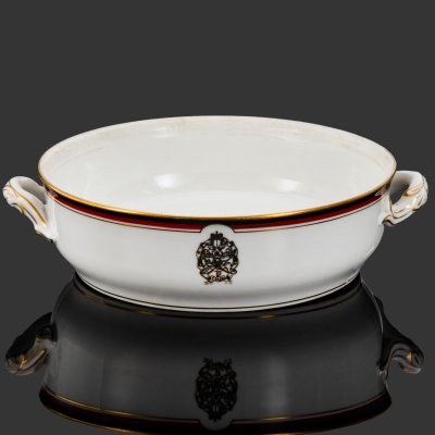 купить [Редкость] Террина с эмблемой Офицерской кавалерийской школы (для подачи горячих блюд), фарфор, деколь, обводка, золочение, Фарфоровый завод братьев Корниловых, Российская империя, 1884-1917 гг.