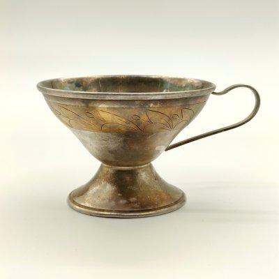 купить Чашка кофейная, украшенная растительным декором, мельхиор (медь-никель), золочение, Мстерский завод художественных изделий «Ювелир», СССР, 1965-1990 гг.