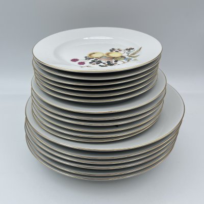 купить Набор тарелок "Ягоды и фрукты" на 6 персон (18 предметов), фарфор, деколь, золочение, Graf Von Henneberg Porzellan, 1777 Jlmenau, ГДР, 1970-1980 гг.