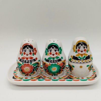 купить Набор для специй "Матрёшки" на подносе (перечница, солонка, горчичница), фарфор, деколь, Дмитровский фарфоровый завод (ДФЗ Вербилки), СССР, 1965-1991 гг.