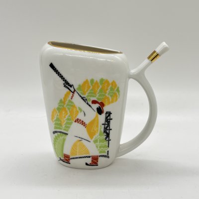 купить Поильник со стилизованным изображением охотника "Память про Трускавец", фарфор, деколь, золочение, Бориславский фарфоровый завод, СССР, 1974-1984 гг.