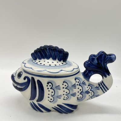 купить Сахарница "Рыба-кит" с расписным декором, фарфор, роспись, Объединение «Гжель», СССР, 1972-1985 гг.