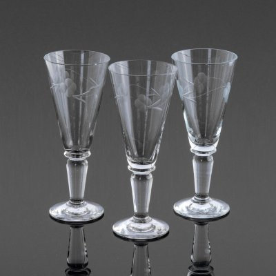 Купить Набор рюмок конической формы с растительным декором на 3 персоны, стекло, резьба, СССР, 1960-1980 гг.