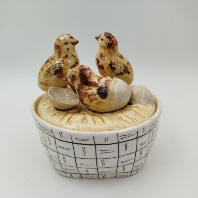 купить Маслёнка "Вылупившиеся птенцы" (Гнездо), фаянс, роспись, Конаковский фаянсовый завод им. М.И. Калинина (ЗиК Конаково), СССР, 1952-1962 гг.