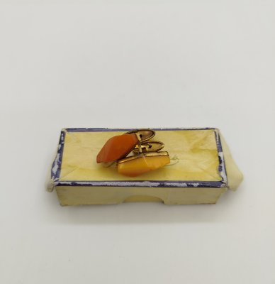 купить Запонки овальной формы в коробочке, янтарь, металл, Калининградский янтарный комбинат, СССР, 1979 г.