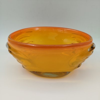 купить Конфетница желто-оранжевого оттенка с рельефным туловом, стекло, гутная техника, Чехословакия, 1970-1990 гг.