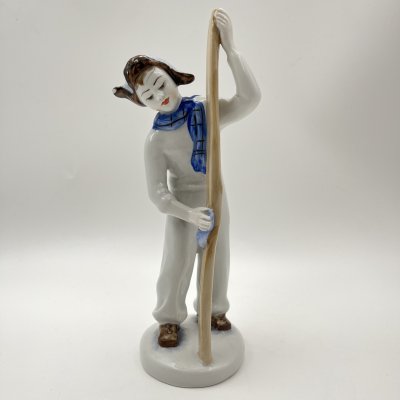 купить Статуэтка "Лыжник", скульптор Г.С. Столбова, художник Е.Н. Лупанова, фарфор, роспись надглазурная, Ленинградский фарфоровый завод (ЛФЗ), СССР, 1960-1970 гг.