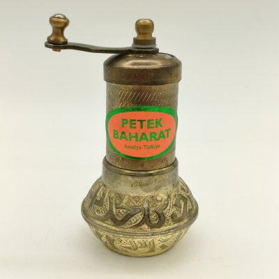 купить Ручная мельница для приправ и специй с рельефным декором, "Petek Baharat", металл, латунь, Турция, 1990-2010 гг.